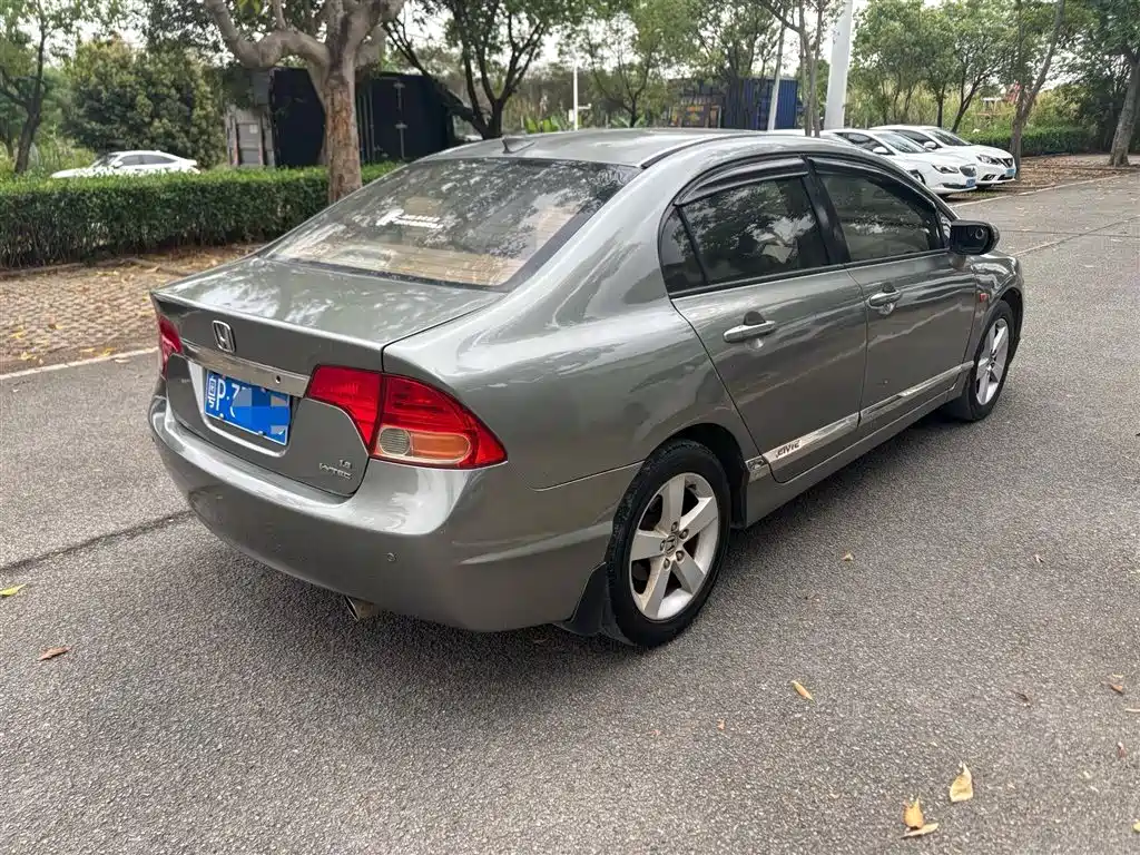 Фото 8 - Honda Civic