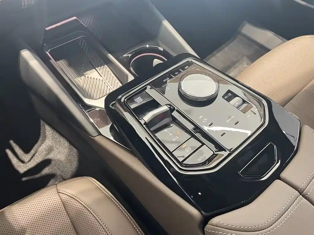 BMW 5 Series 2025 530Li Leading M Sport Package фото 13