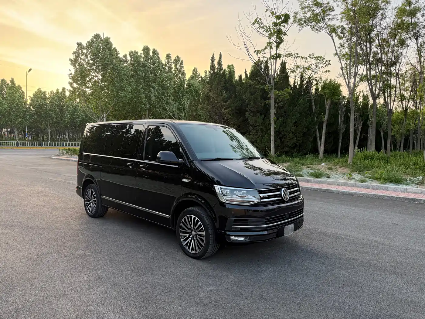 Volkswagen Multivan 2019 2.0TSI 4WD Premium 7-seater фото 3