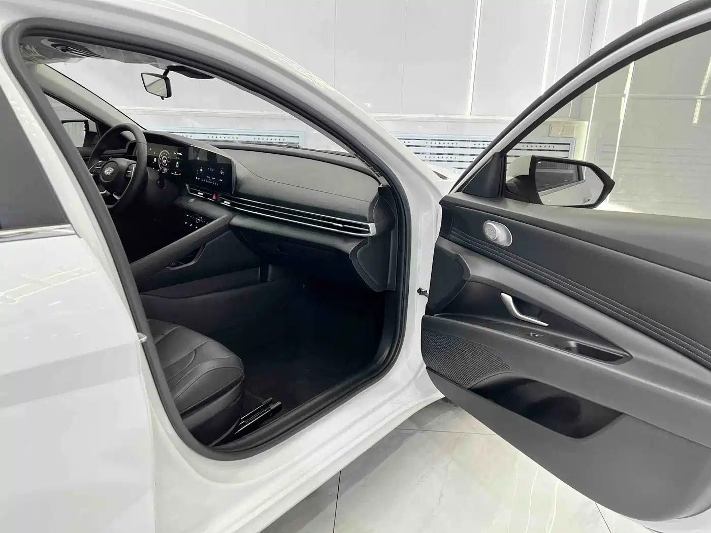 Hyundai Elantra 2022 1.5L CVT LUX Premium Edition фото 18