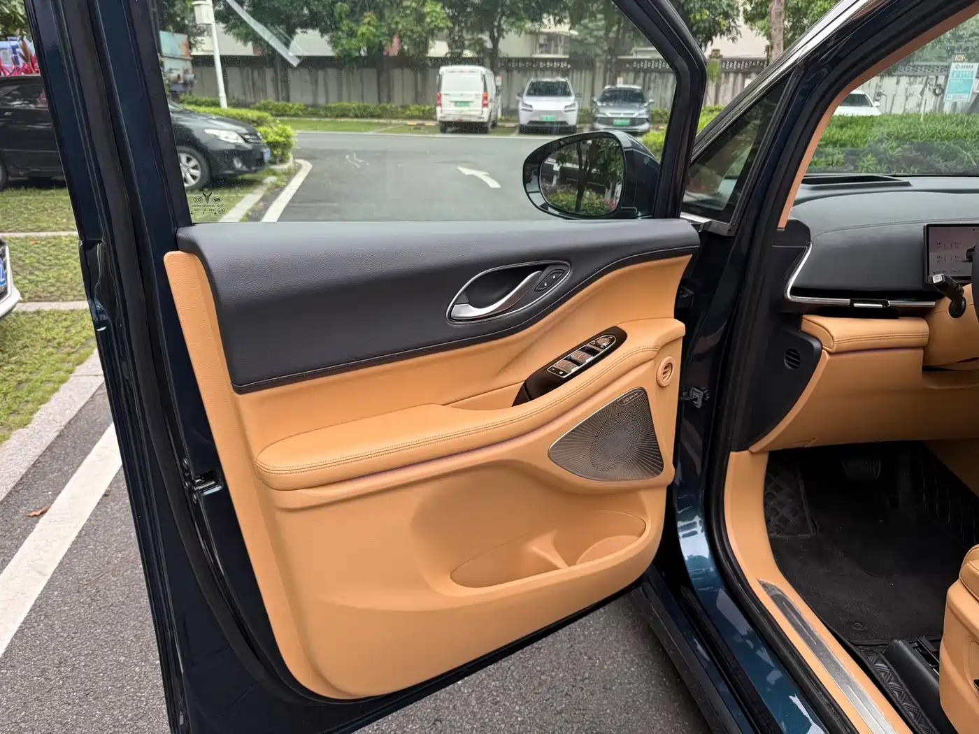 Voyah Auto Voyah Dreamer 2025 Model PHEV 4WD Premium QianKun Edition фото 10