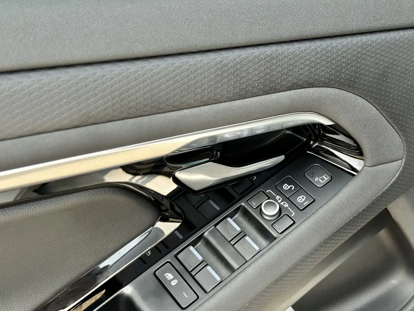 Land Rover Range Rover Evoque 2020 Model 249PS R-DYNAMIC S Gloss Black Sport Edition фото 11