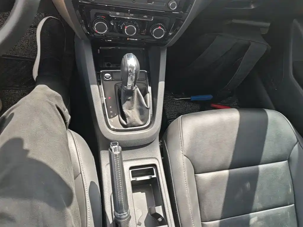 Volkswagen Sagitar 2017 1.6L Automatic Comfort фото 14