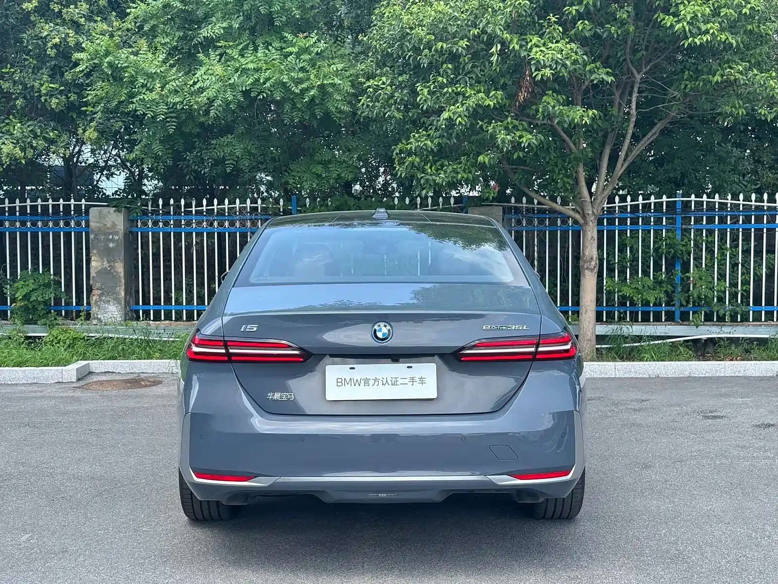 Photo 3 - BMW i5