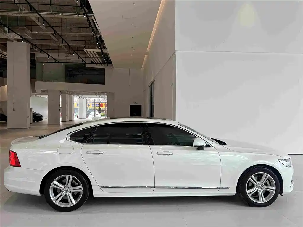 Фото 18 - Volvo S90