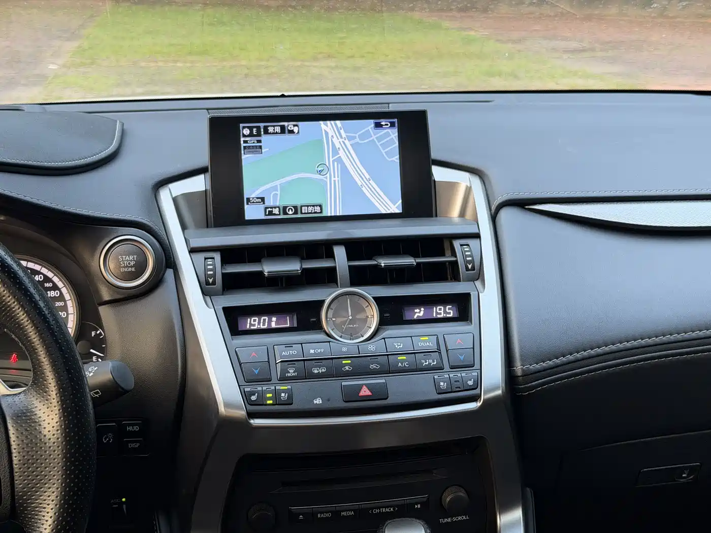 Фото 18 - Lexus NX