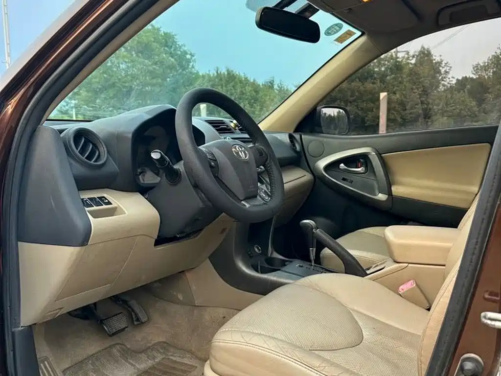 صورة 8 - Toyota RAV4