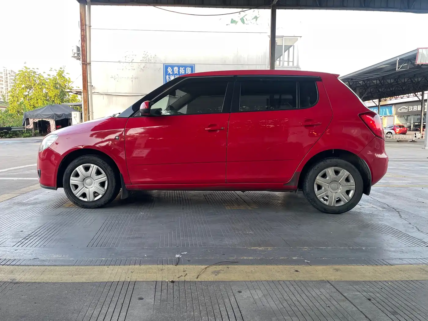 Škoda Fabia 2011 1.4L Automatic Crystal Edition фото 2