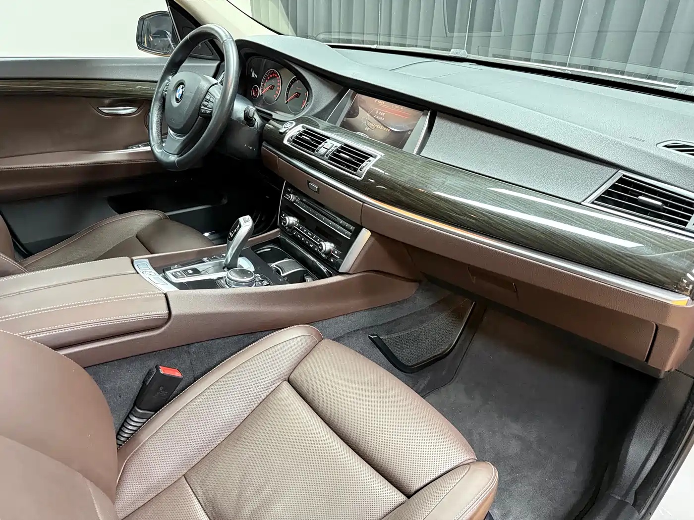 BMW 5 Series GT 2015 528i Luxury фото 12