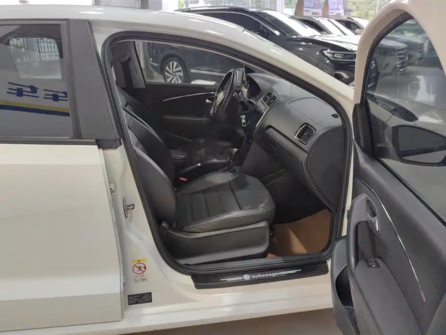Volkswagen Polo 2016 1.6L Automatic Luxury фото 8