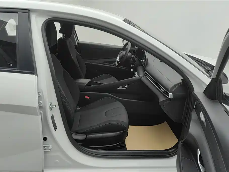 Hyundai Elantra 2023 1.5L CVT GLS Premium фото 8