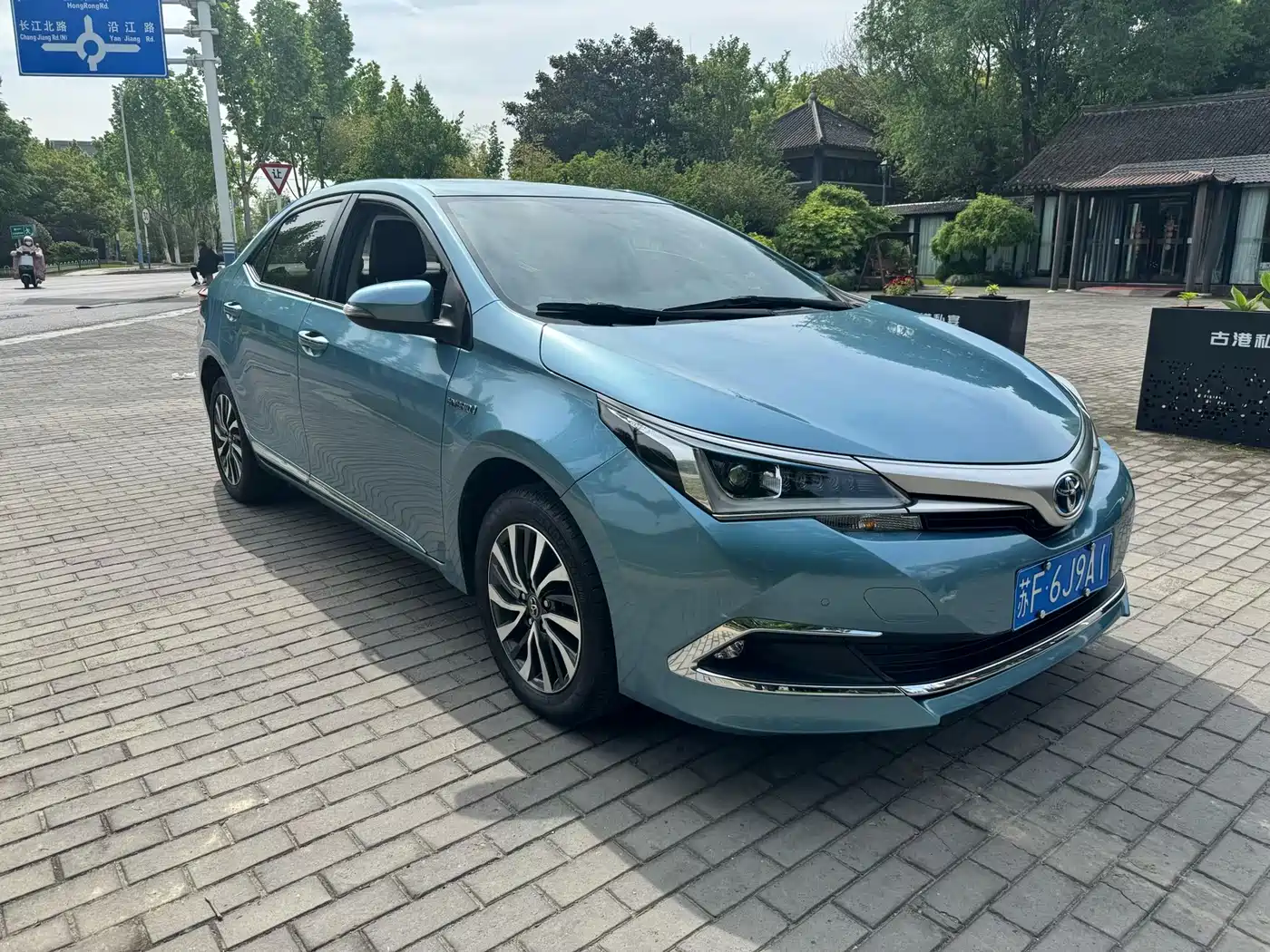 Toyota Corolla 2017 Facelift Hybrid 1.8L E-CVT Elite Edition фото 3