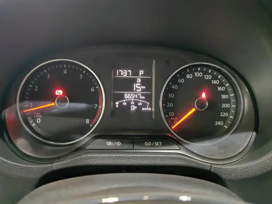 Volkswagen Polo 2016 1.6L Automatic Luxury фото 14