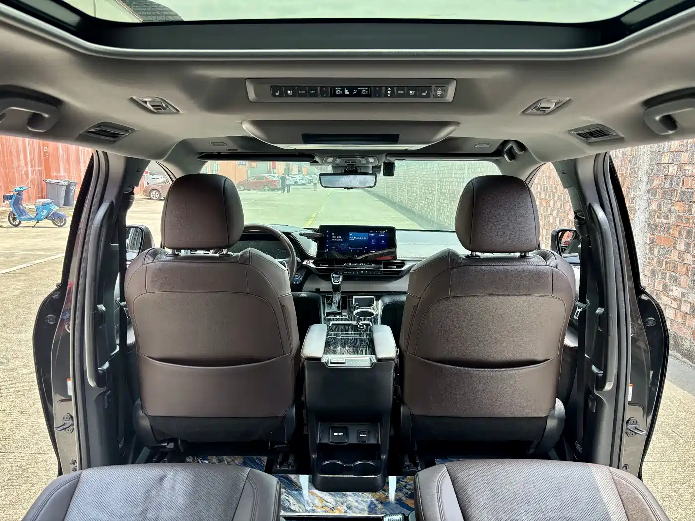 Toyota Granvia 2023 2.5L Hybrid Flagship VIP Edition фото 13