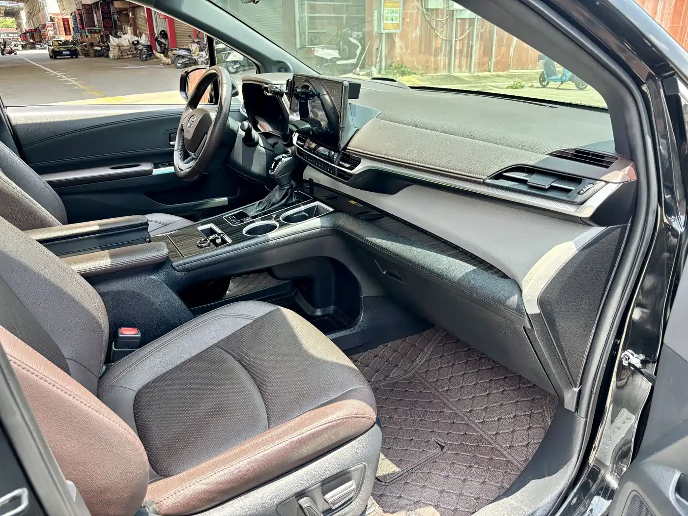 Toyota Granvia 2023 2.5L Hybrid Flagship VIP Edition фото 10