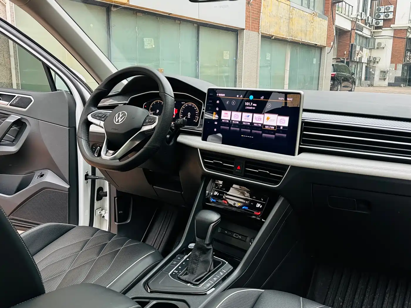 Volkswagen Tiguan L 2024 330TSI Automatic 2WD R-Line Premium Enjoyment Edition фото 12