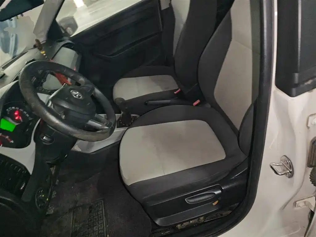 Škoda Fabia 2015 1.4L Manual Advance Edition фото 8