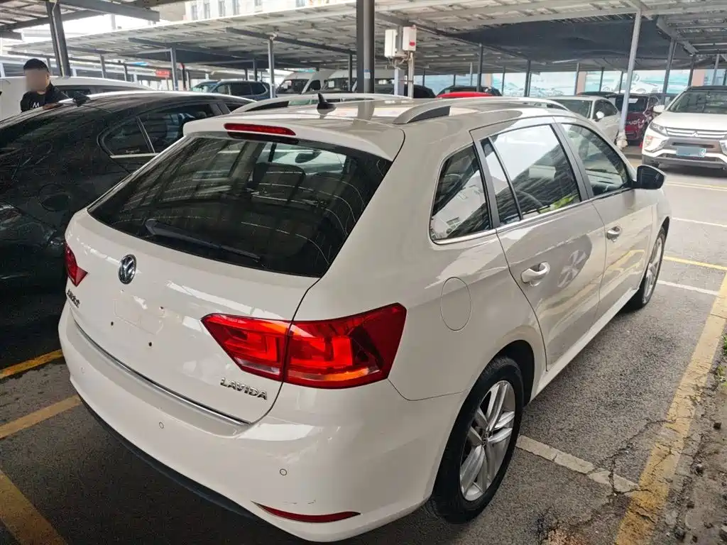 Volkswagen Lavida Tour 2015 1.6L Automatic Comfort Edition фото 7