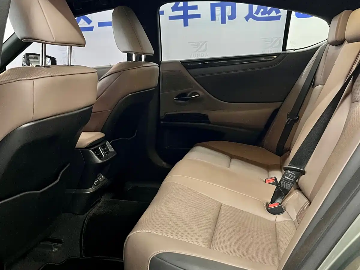 Lexus ES 2023 200 Excellence Edition фото 10