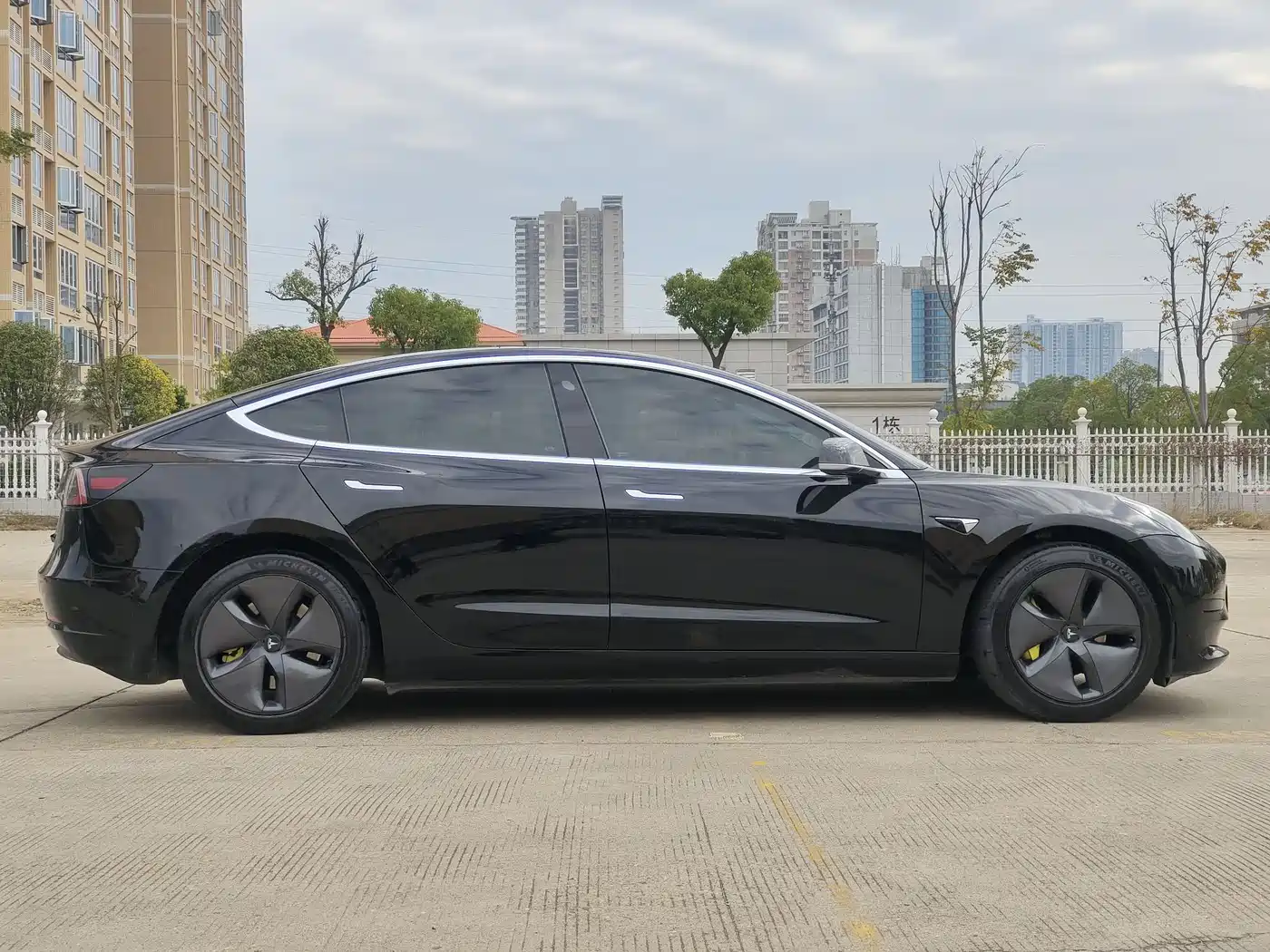 TESLA MODEL 3