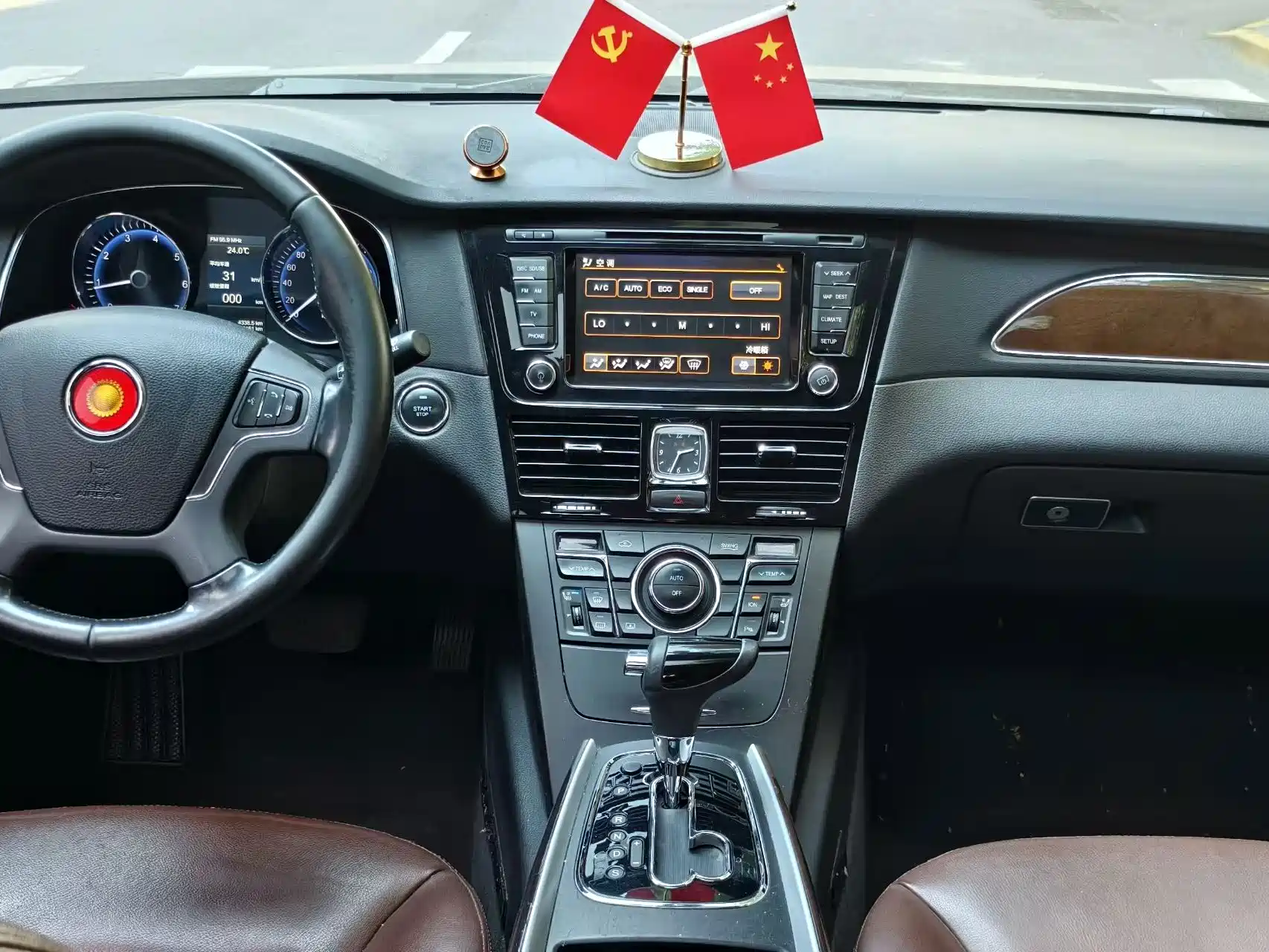 Фото 18 - Hongqi H7