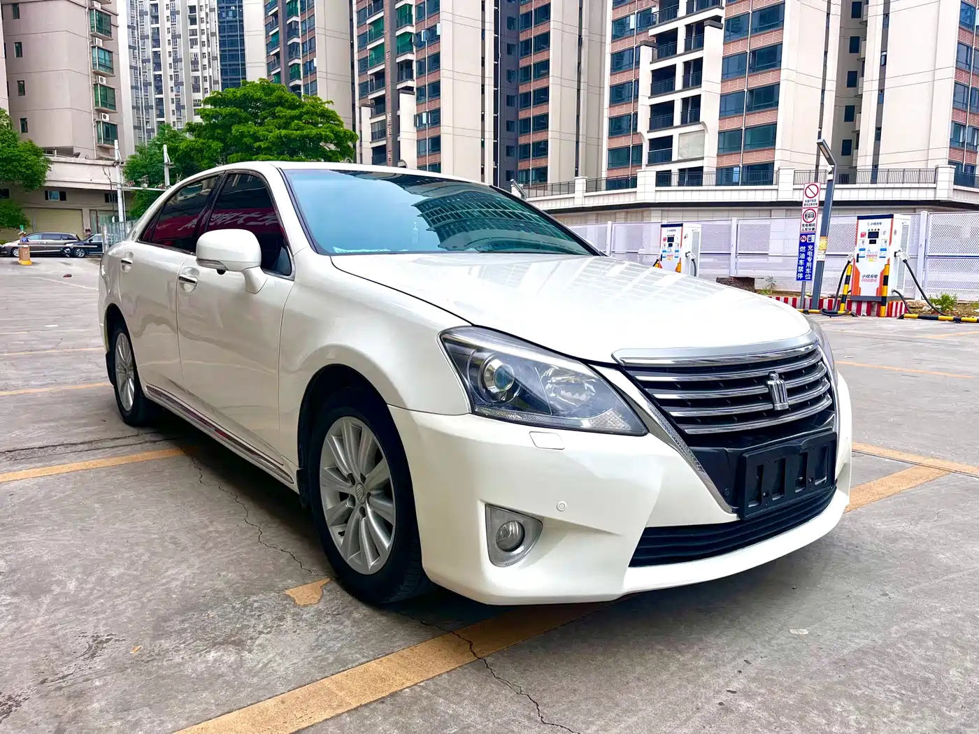 Toyota Crown 2012 2.5L Royal Navigation Edition фото 3
