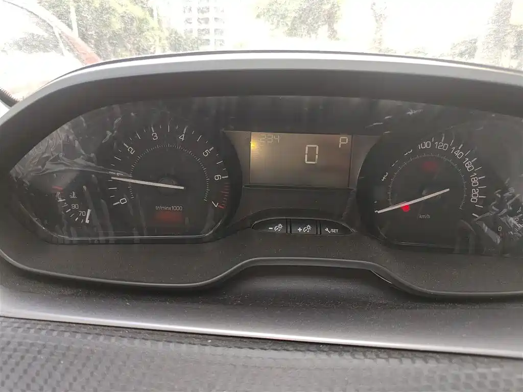 Peugeot 2008 2014 1.6L Automatic Trend Edition фото 4