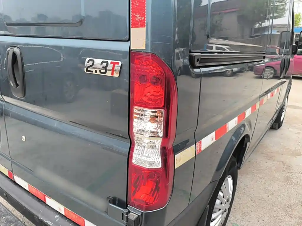 Dongfeng Yufeng Yufeng 2024 2023 V9+ 2.3T Manual FWD Van Short Wheelbase Medium Roof 3 Seater