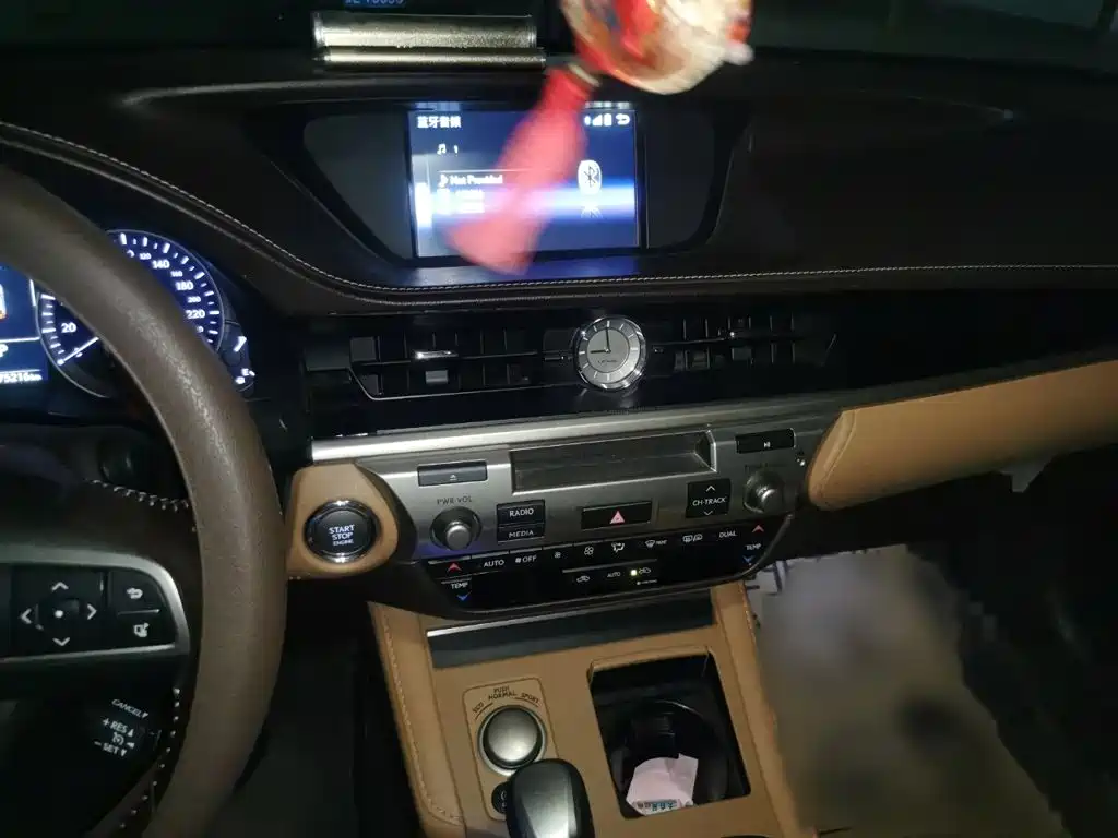 Фото 6 - Lexus ES