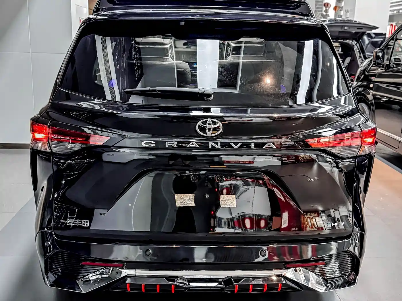 Toyota Granvia 2024 2.5L Hybrid Comfort фото 19