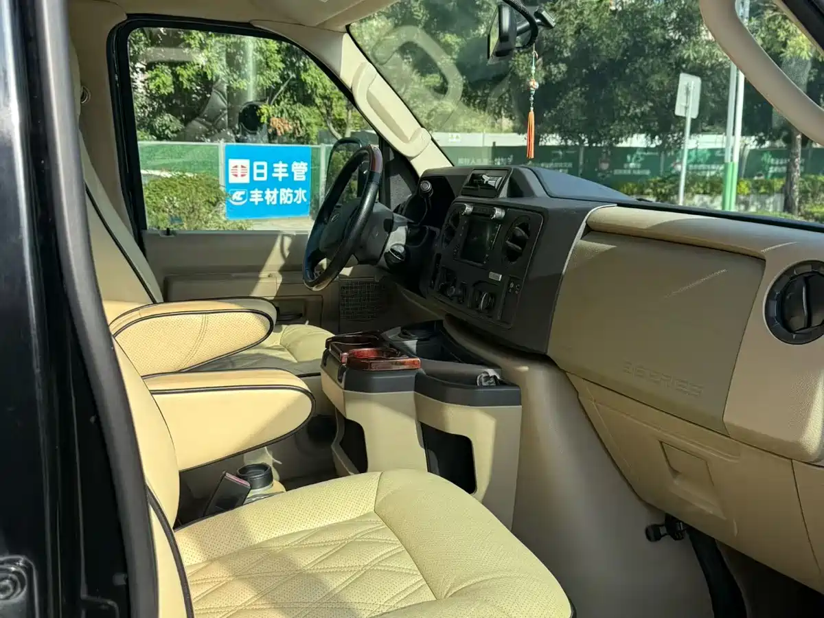 Ford E350 2011 5.4L Standard Yacht Edition фото 9