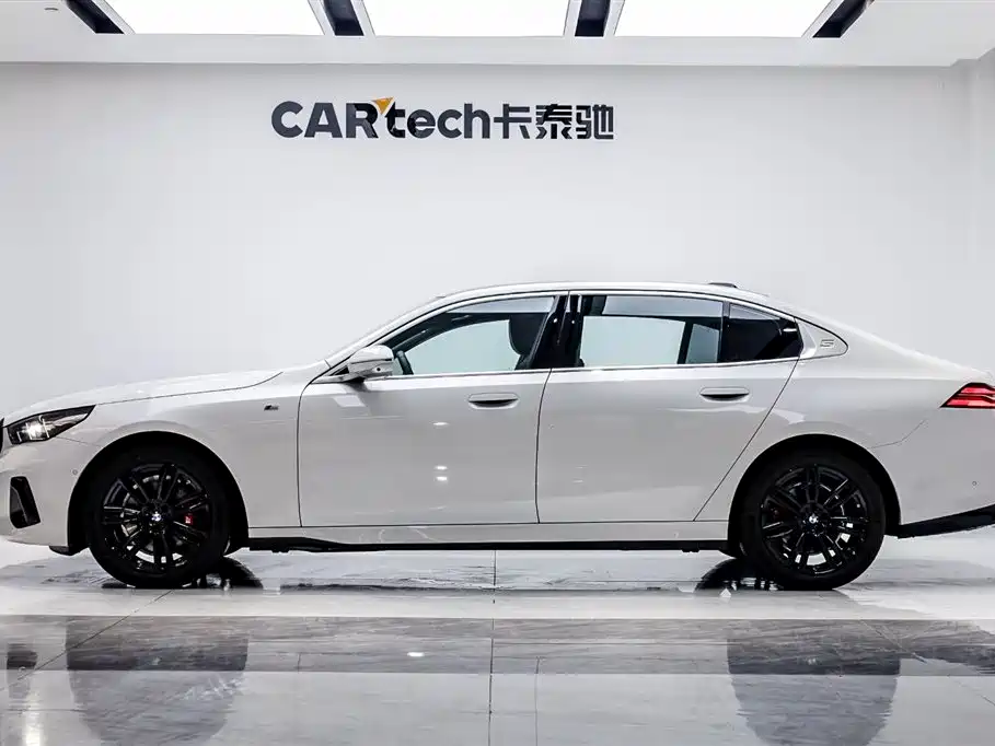 BMW 5 Series 2024 530Li Leading M Sport Package фото 3