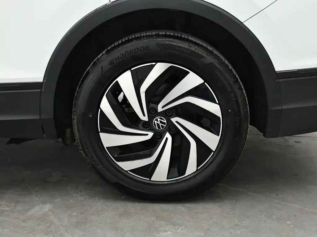 صورة 9 - Volkswagen Tiguan L