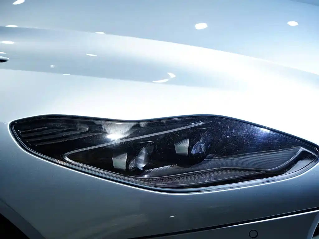 Фото 45 - Aston Martin DB11