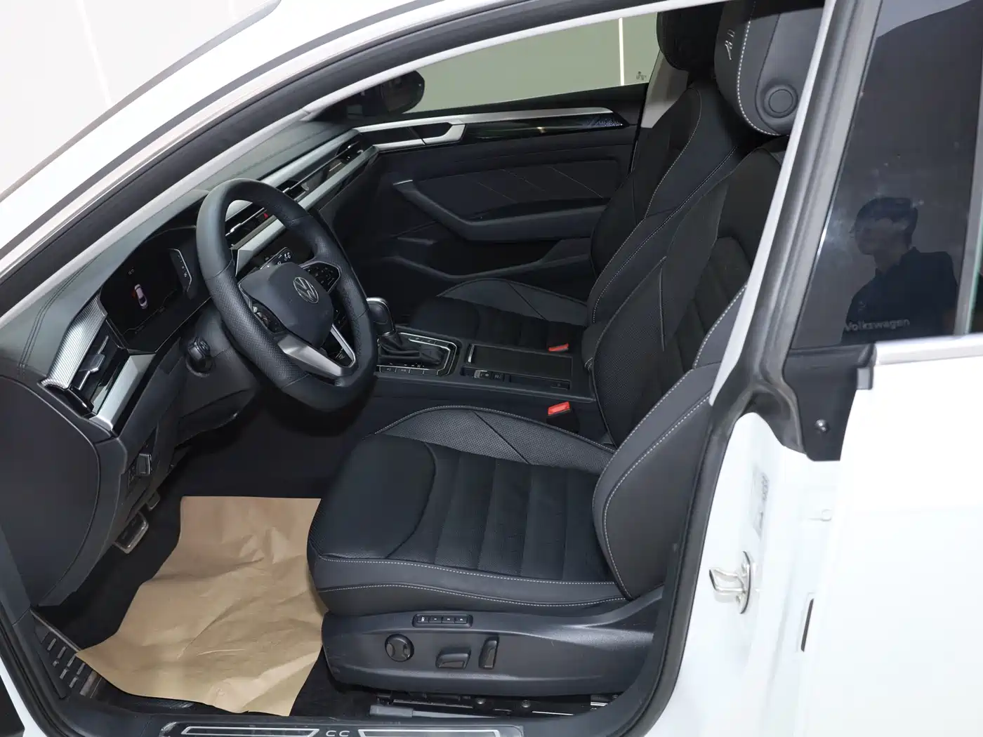 Volkswagen FAW-Volkswagen CC 2023 380TSI Eye-catching Edition фото 17