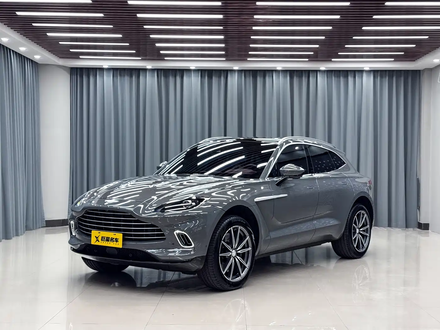 Aston Martin DBX 2024 2023 3.0T STRAIGHT-SIX