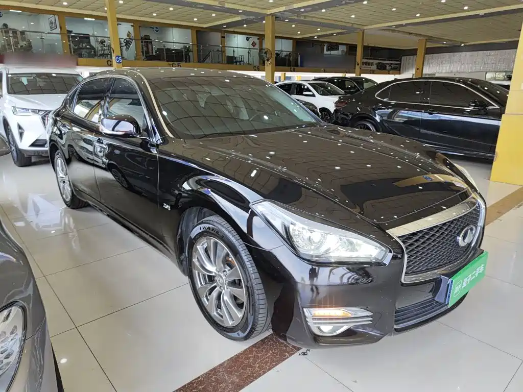 Photo 4 - Infiniti Q70