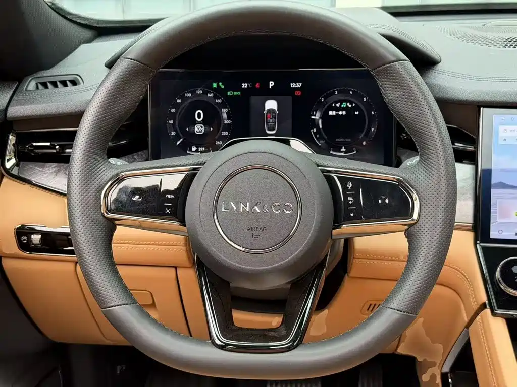 Photo 7 - Lynk & Co 09