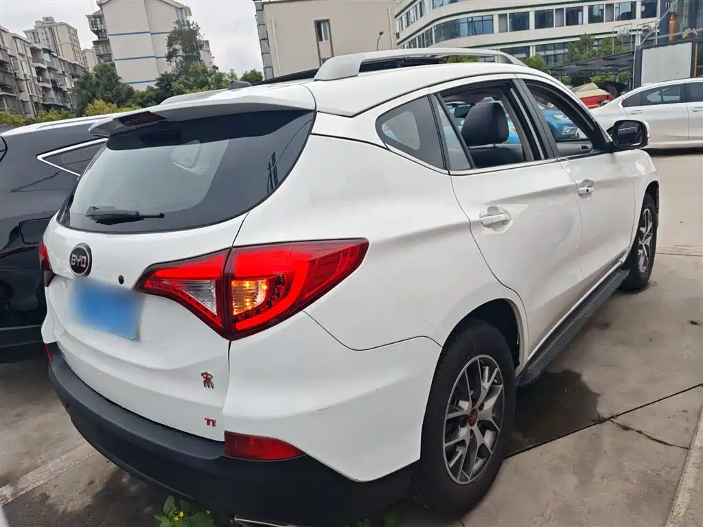 BYD Song 2016 Unrivaled Edition 1.5TI Manual Elegance Edition фото 7