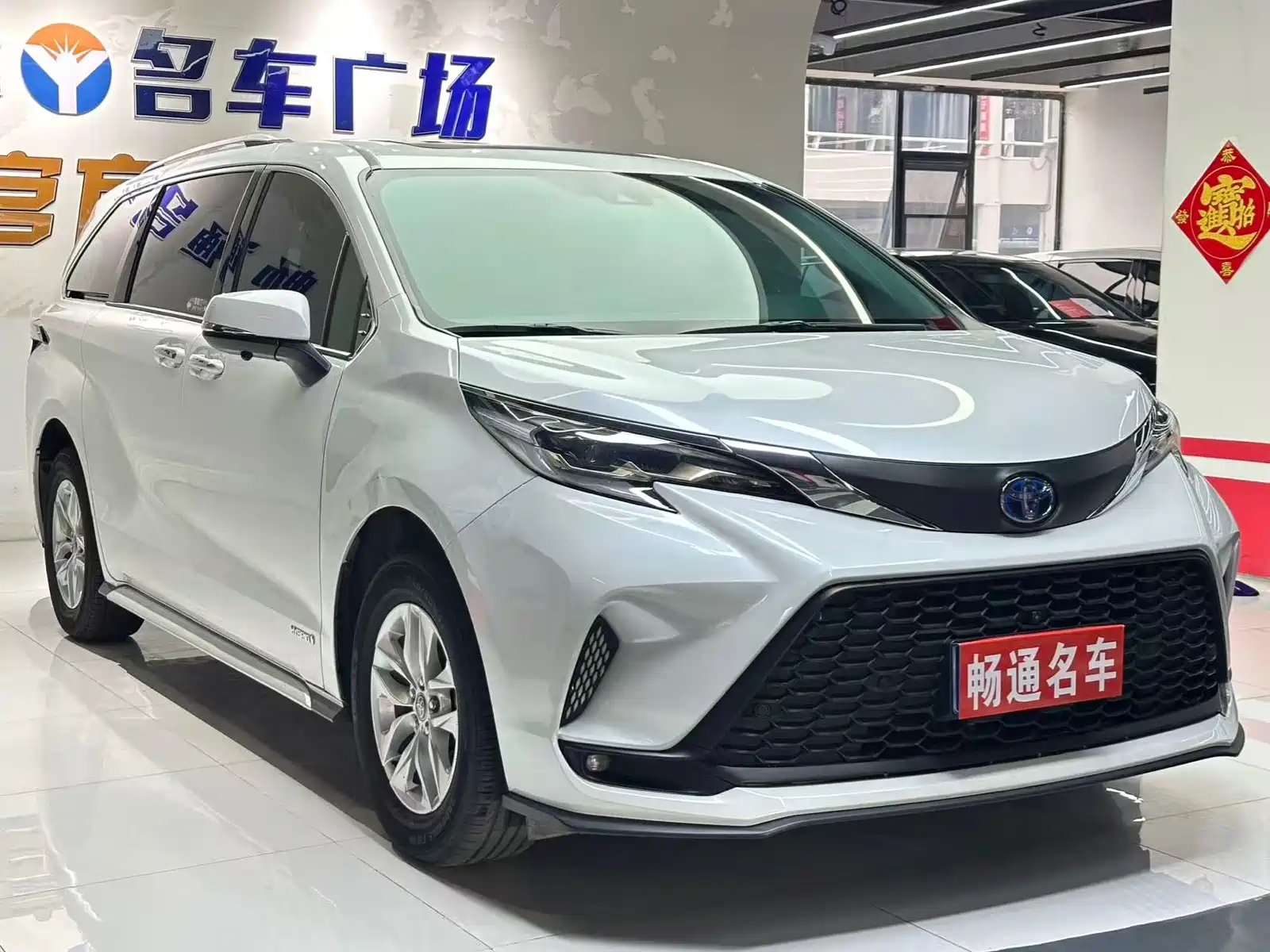 Фото 2 - Toyota Granvia
