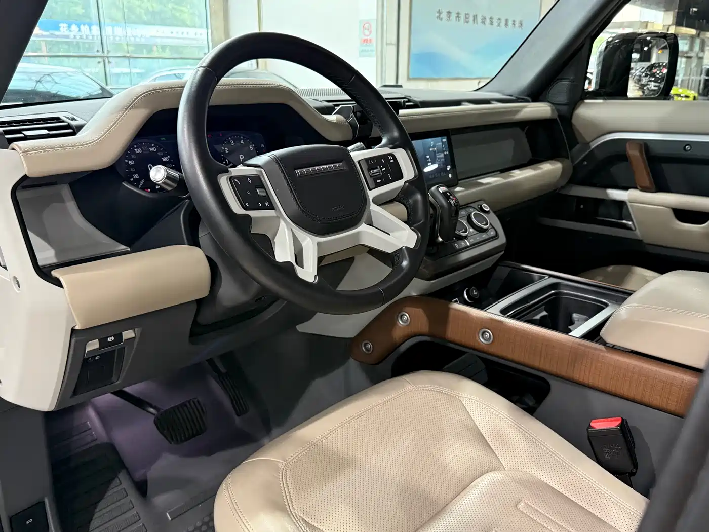Land Rover Defender 2021 110 P400 Dark Special Edition фото 5