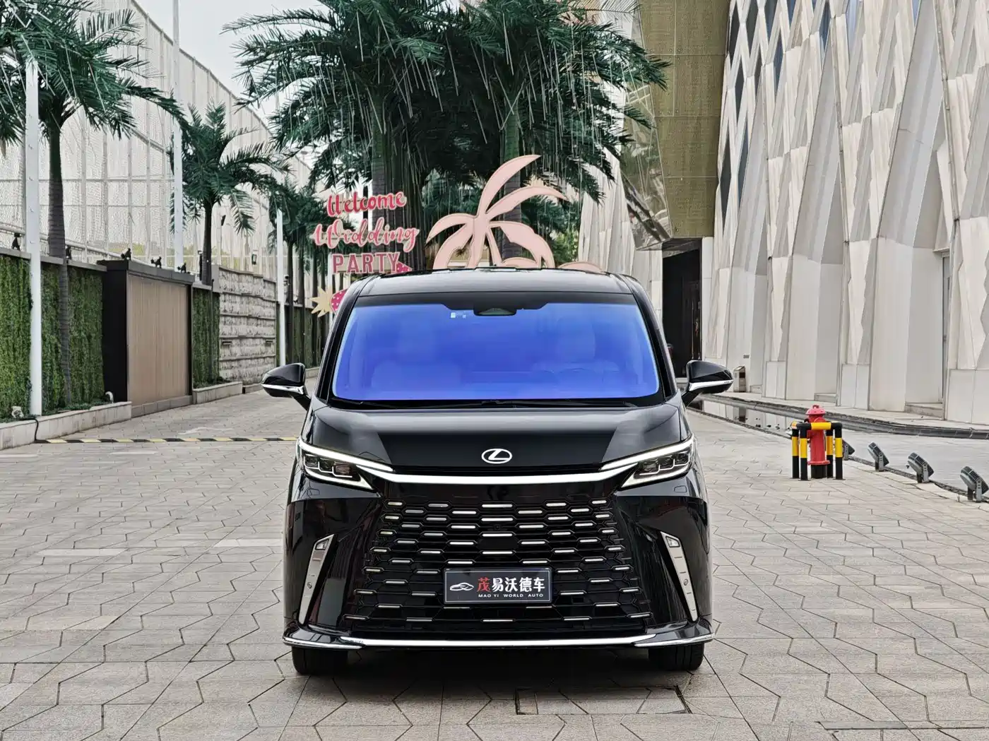 Lexus LM 2023 500h 6-Seater Prestige Edition фото 2