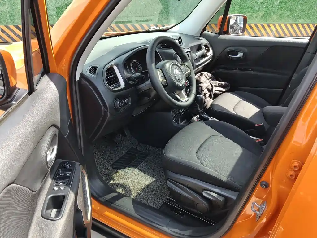 Photo 12 - Jeep Renegade