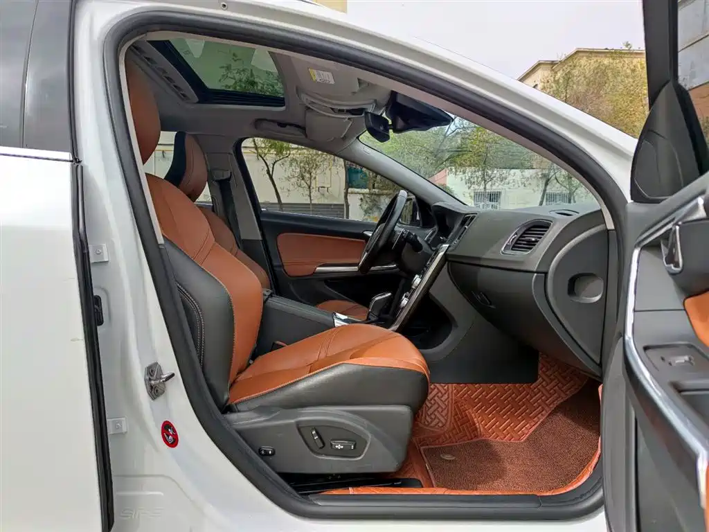 Фото 8 - Volvo V60