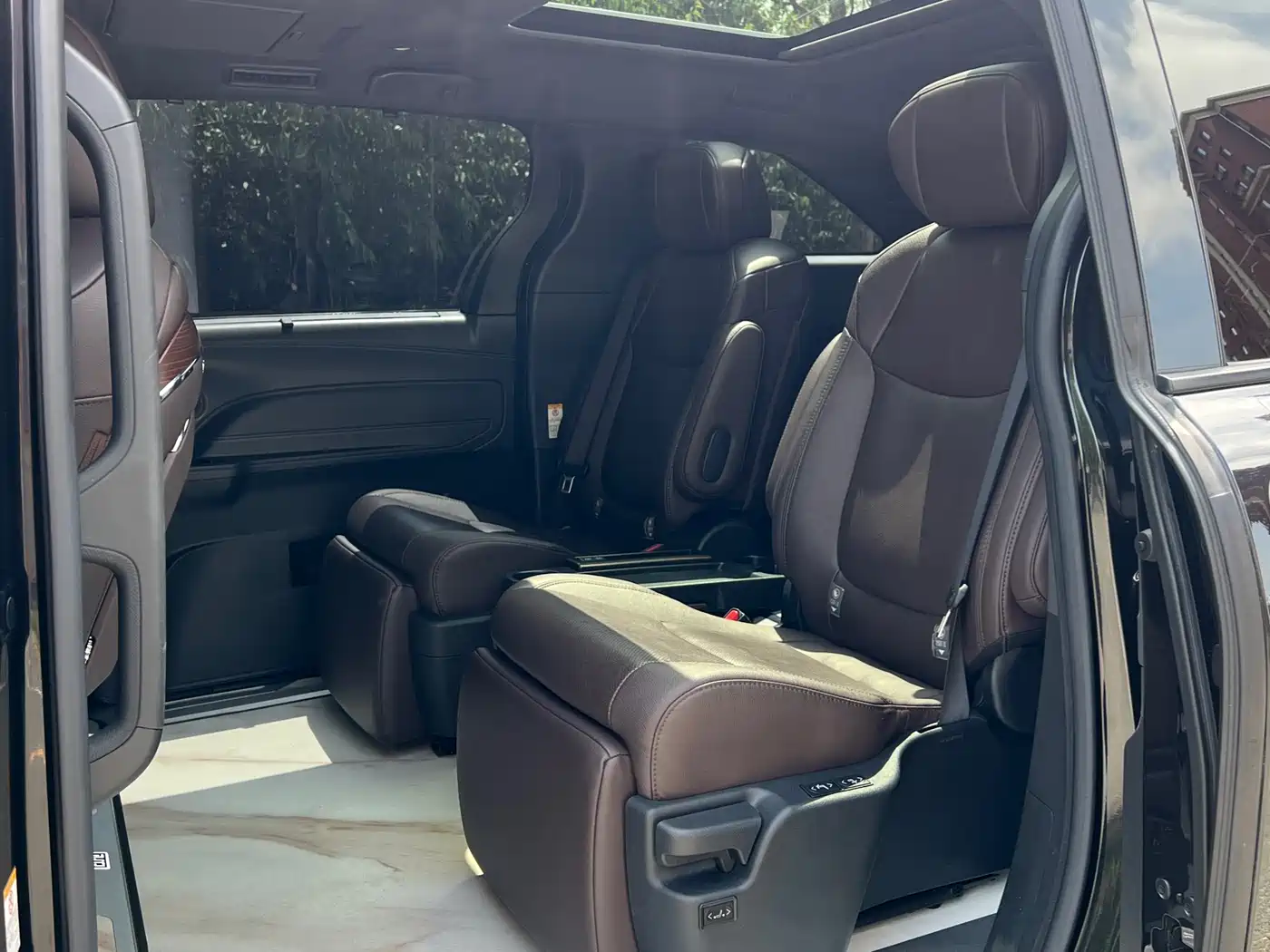 Toyota Sienna 2023 2.5L Hybrid Platinum Edition фото 8
