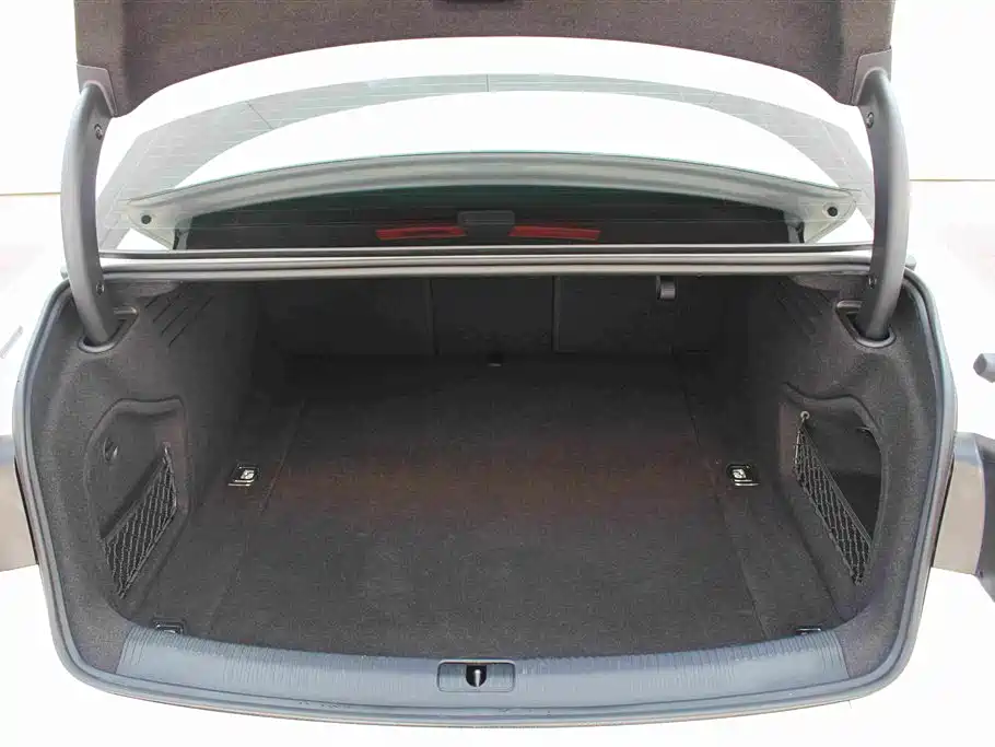 Фото 10 - Audi A4L