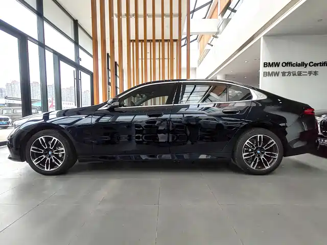 BMW 5 Series 2025 530Li Leading M Sport Package — фото 4