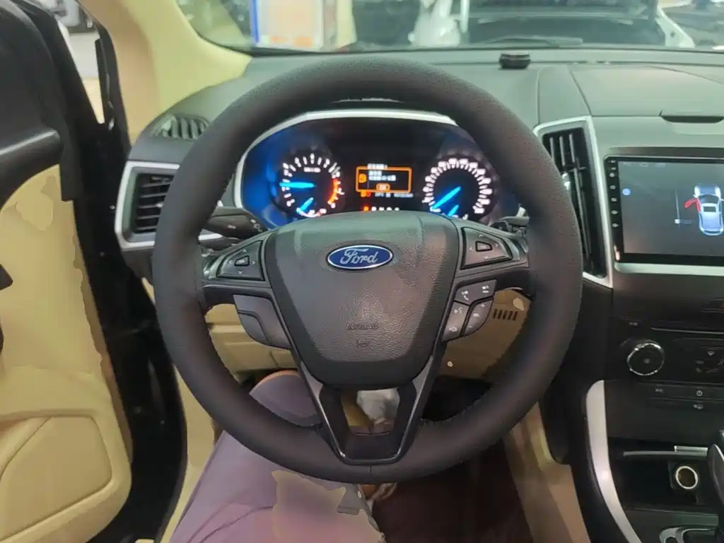 Фото 11 - Ford Edge