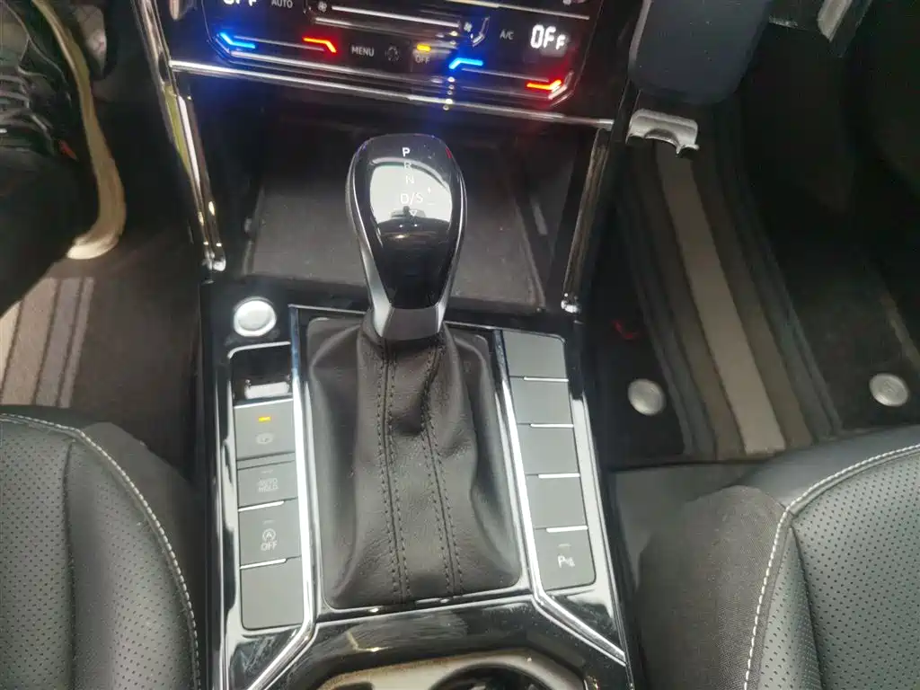 Volkswagen Passat 2025 Outstanding 330TSI Starlight Elite Edition фото 7