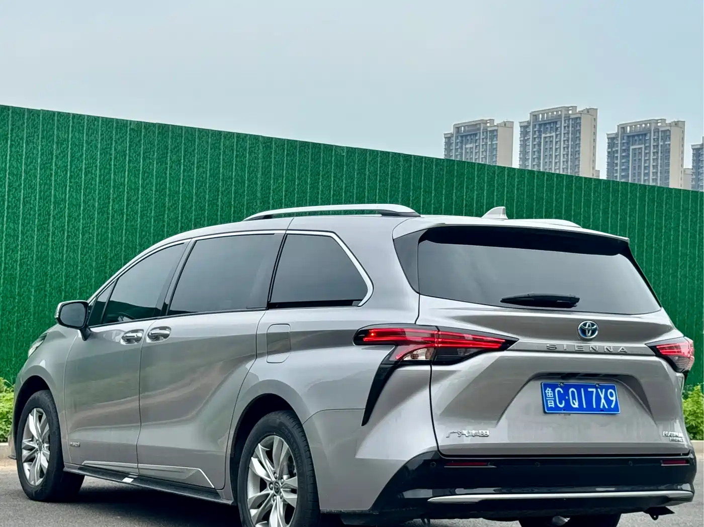 Toyota Sienna 2021 2.5L Hybrid Platinum Edition фото 6